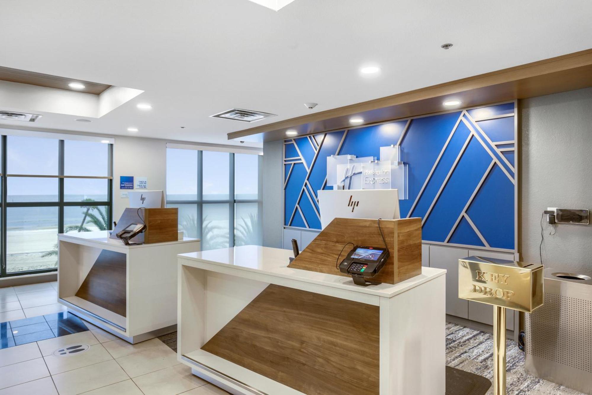 Holiday Inn Express - Gulfport Beach By Ihg Exterior foto